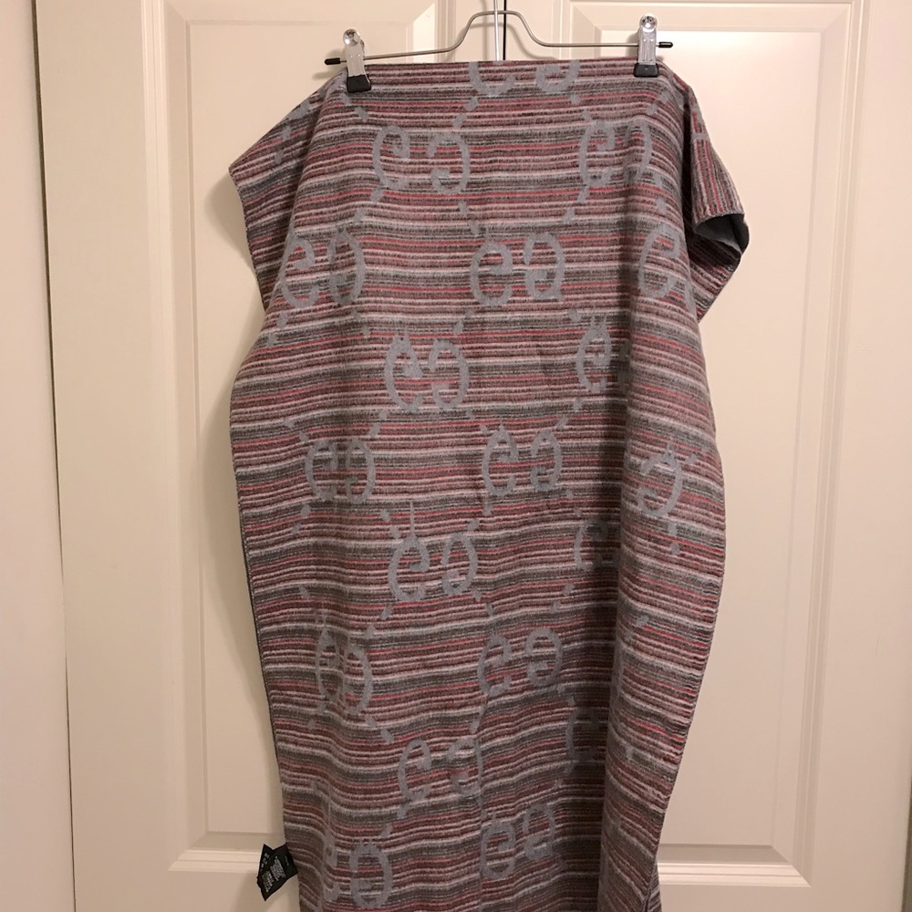 NWOT Gucci Beautiful Warm scarf
